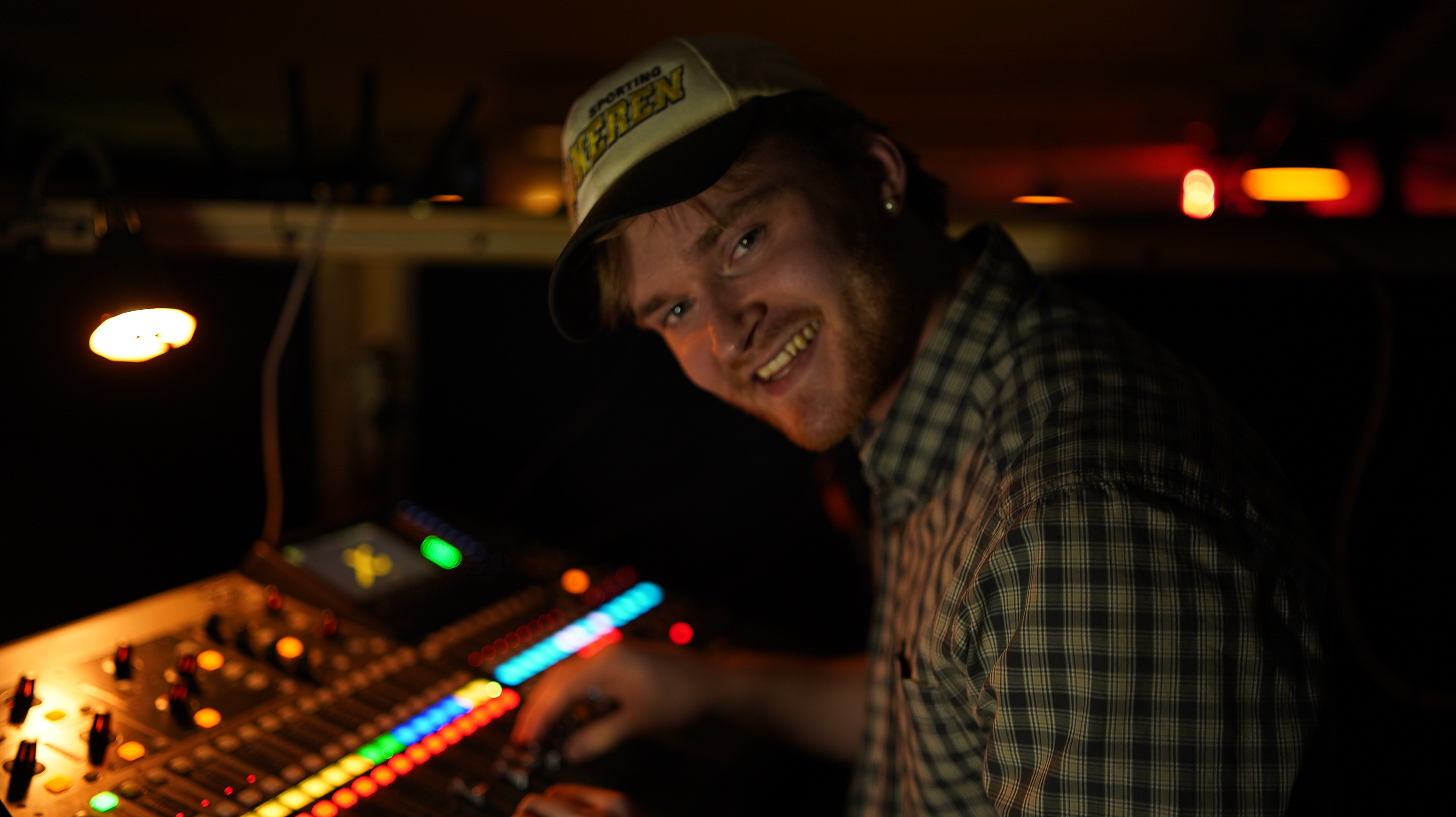 Tarmo — Vuokraäänen audiomiksaaja miksauspöydän ääressä Tampereella